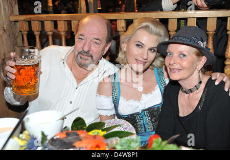 Musikproduzent Ralph Siegel (L-R), seine Frau Kriemhild und Angelika Spies feiern im Festzelt Kaefer als das Oktoberfest 2010 in München, Deutschland, 18. September 2010 startet. Das weltweit größte Volksfest findet statt vom 18. September bis zum 3. Oktober 2010 zum 177. Mal.  Insgesamt 6 Millionen Besucher werden erwartet. Foto: Felix Hoerhager Stockfoto