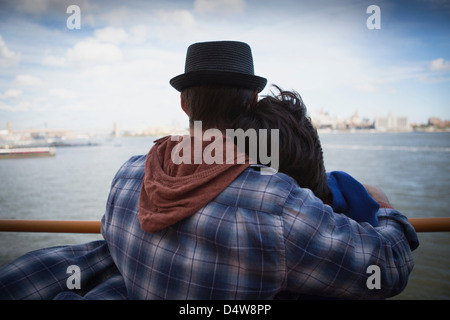Paar umarmt auf Fähre im Hafen von urban Stockfoto