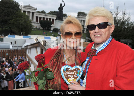 Deutsche Folk-Sängerin feiert Heino gemeinsam mit seiner Frau Hannelore in der Kaefer-Festival-Zelt als der 2010 Oktoberfest startet in München, Deutschland, 18. September 2010. Das weltweit größte Volksfest findet statt vom 18. September bis zum 3. Oktober 2010 zum 177. Mal. Insgesamt 6 Millionen Besucher werden erwartet. Foto: Felix Hoerhager Stockfoto