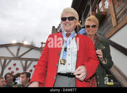 Deutsche Folk-Sängerin feiert Heino gemeinsam mit seiner Frau Hannelore in der Kaefer-Festival-Zelt als der 2010 Oktoberfest startet in München, Deutschland, 18. September 2010. Das weltweit größte Volksfest findet statt vom 18. September bis zum 3. Oktober 2010 zum 177. Mal. Insgesamt 6 Millionen Besucher werden erwartet. Foto: Felix Hoerhager Stockfoto