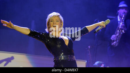 Folk-Sängerin Helene Fischer singt in der Arena in Leipzig, Deutschland, 19. September 2010. Die "Goldene Henne 2010" award Gewinner Touren unter dem Motto "Wie ich bin - Tour 2010". Foto: PETER ENDIG Stockfoto