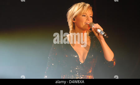 Folk-Sängerin Helene Fischer singt in der Arena in Leipzig, Deutschland, 19. September 2010. Die "Goldene Henne 2010" award Gewinner Touren unter dem Motto "Wie ich bin - Tour 2010". Foto: PETER ENDIG Stockfoto