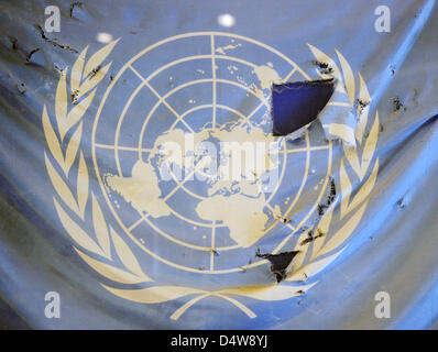 Flagge der Vereinten Nationen, die durch eine Carbomb am Bagdad UN-Hauptsitz in das Canal Hotel am 19. August 2003 war gerissen hängt am Hauptsitz der Vereinten Nationen in New York, USA, 19. September 2010. Der 65. Generalversammlung über die Millenium-Entwicklungsziele statt findet vom 20. bis 22. September 2010. Foto: HANNIBAL HANSCHKE Stockfoto