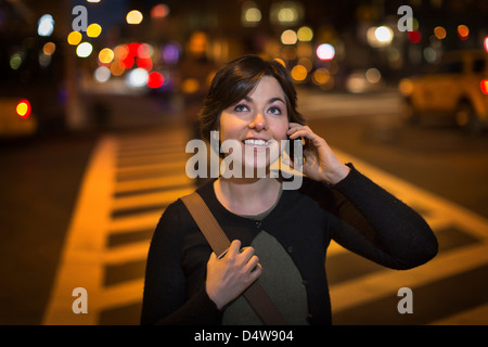 Frau am Handy auf Stadtstraße Stockfoto