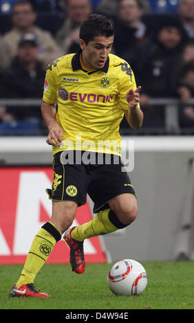 Dortmunds Nuri Sahin steuert den Ball beim Bundesligaspiel FC Schalke 04 gegen Borussia Dortmund in Gelsenkirchen, Deutschland, 19. September 2010. Dortmund gewann das Spiel 3: 1. Foto: Friso Gentsch Stockfoto