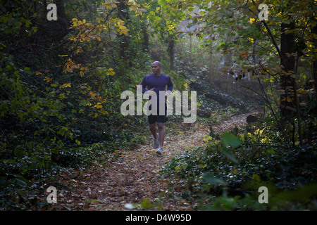 Läufer auf Waldweg Stockfoto