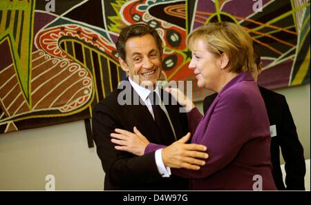 German chancellor Angela Merkel (C), französischer Präsident Nicolas Sarkozy (L) und sein Sohn Louis (R) führen bilaterale Gespräche Eintreffen des UN-Gipfels in New York, NY, USA, 20. September 2010. Der General-Gipfel auf die Millennium-Entwicklung Ziele (WDG) findet vom 20. bis 22. September findet in New York. Foto: HANNIBAL Stockfoto