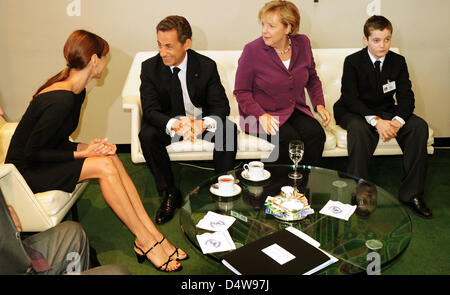 Bundeskanzlerin Angela Merkel (2-R), Frankreichs Präsident Nicolas Sarkozy (2-L), sein Sohn Louis Sarkozy (R) und seine Frau Carla Bruni (L) des UN-Gipfels in New York, NY, USA, 20. September 2010 kommen. Der General-Gipfel auf die Millennium-Entwicklung Ziele (WDG) findet vom 20. bis 22. September findet in New York. Foto: HANNIBAL Stockfoto