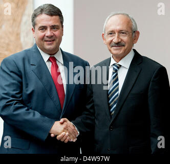 Vorsitzender der deutschen Sozialdemokraten (SPD) Sigmar Gabriel (L) begrüßt Kemal Kilicdaroglu (R), Führer der türkischen Republikanische Volkspartei Volkspartei (CHP), Hauptquartier der SPD Willy-Brandt-Haus in Berlin, Deutschland, 20. September 2010. Foto: ROBERT SCHLESINGER Stockfoto