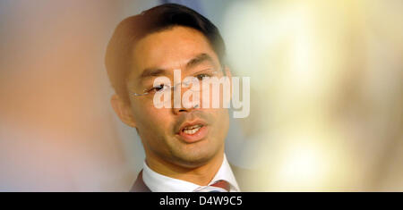 Deutscher Minister für Gesundheit Philipp Roesler liefert ein Interview in Berlin, Deutschland, 15. September 2010. Kurz vor seinem Amtsantritt im Oktober 2009 versprach Herr Roesler, "Wir sind überzeugt und entschlossen, dass unser Gesundheitssystem besser, aber definitiv nicht teurer werden." Trotz aller Versprechungen erlässt Bundeskabinett am 22. September 2010 eine neue Gesundheitsreform, das bedeutet Stockfoto