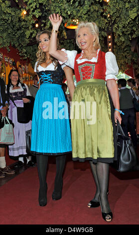 Ute-Henriette Ohoven (R) und ihre Tochter Chiara (L) kommt für die so genannten Damen-Wiesn auf dem Oktoberfest 2010 in München, Deutschland, 20. September 2010. Das weltweit größte Volksfest findet statt vom 18. September bis zum 3. Oktober 2010 zum 177. Mal. Es feierte man das erste Mal 200 Jahren anlässlich der Hochzeit von König Ludwig i. von Bayern und Therese von Stockfoto