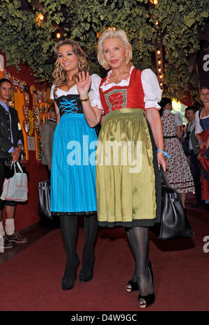 Ute-Henriette Ohoven (R) und ihre Tochter Chiara (L) kommt für die so genannten Damen-Wiesn auf dem Oktoberfest 2010 in München, Deutschland, 20. September 2010. Das weltweit größte Volksfest findet statt vom 18. September bis zum 3. Oktober 2010 zum 177. Mal. Es feierte man das erste Mal 200 Jahren anlässlich der Hochzeit von König Ludwig i. von Bayern und Therese von Stockfoto