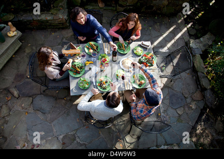 Freunde, die gemeinsam im Freien essen Stockfoto