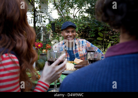 Freunde, die gemeinsam im Freien essen Stockfoto