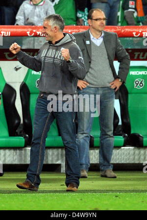 Hannovers Kopf, die bei der Anpfiff des deutschen Fußball-Bundesliga Trainer Mirko Slomka jubelt Spiel Hannover 96 vs. Werder Bremen, während Manager Joerg Schmadtke hinter ihm, in der AWD-Arena in Hannover, Deutschland, 21. September 2010 steht. Das Spiel endete 4: 1. Jochen Luebke Stockfoto