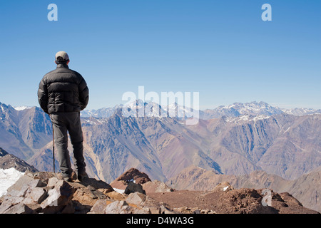 Wanderer mit Blick auf verschneite Berge Stockfoto