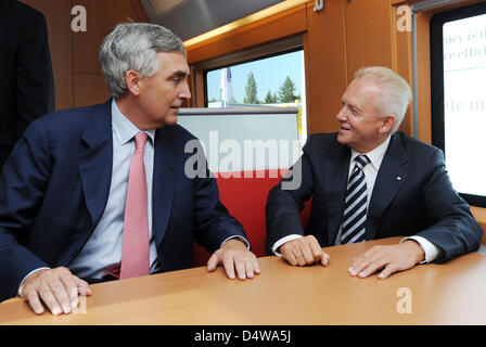 Leiter der Deutschen Bahn, Ruediger Grube (R), sitzt mit Kopf von Siemens, Peter Loescher, in einen Speisewagen des neuen ICE in Berlin, Deutschland, 22. September 2010. Die neue ICE-Version "Velaro D" von Siemens wurde auf der internationalen Fachmesse für Verkehrstechnik - Inno Trans 2010 vorgestellt. Foto: Tobias Kleinschmidt Stockfoto