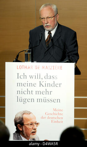 Ersten frei gewählten hält Präsidenten der DDR, Lothar Maiziere, eine sharest während der Präsentation seines Buches "Ich will meine Kinder nicht mehr Lügen müssen in Berlin, Deutschland," 22. September 2010. Bundeskanzlerin Angela Merkel hielt die Laudatio für die Buchpräsentation. Foto: Tim Brakemeier Stockfoto