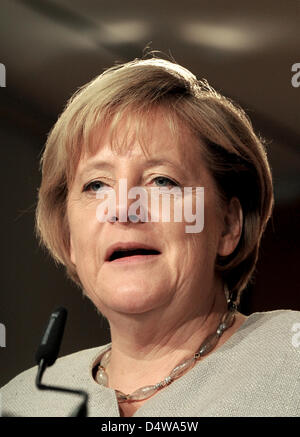 Bundeskanzlerin Angela Merkel hält eine Laudatio bei der Buchpräsentation von Lothar de Maizière Buch "Ich will, dass meine Kinder nicht mehr Lügen müssen" in Berlin, Deutschland, 22. September 2010. Lothar Maiziere war der erste frei gewählte Präsident der DDR. Foto: Tim Brakemeier Stockfoto