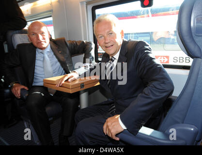 Leiter der Deutschen Bahn, Ruediger Grube (R), sitzt neben Ulrich Homburg, Vorstandsvorsitzender der Personenverkehr der Deutschen Bahn Mobility Logistics AG, in einer offenen Kutsche des neuen ICE in Berlin, Deutschland, 22. September 2010. Die neue ICE-Version "Velaro D" von Siemens wurde auf der internationalen Fachmesse für Verkehrstechnik - Inno Trans 2010 vorgestellt. Foto: Tobias Kleinschmidt Stockfoto