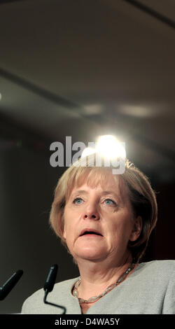 Bundeskanzlerin Angela Merkel hält eine Laudatio bei der Buchpräsentation von Lothar de Maizière Buch "Ich will, dass meine Kinder nicht mehr Lügen müssen" in Berlin, Deutschland, 22. September 2010. Lothar Maiziere war der erste frei gewählte Präsident der DDR. Foto: Tim Brakemeier Stockfoto
