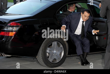 Der ägyptische Premierminister Husni Mubarak steigt aus einem Auto in der Kanzlei in Berlin, Deutschland, 22. September 2010. Bundeskanzlerin Angela Merkel empfing ihn für ein Gespräch. Foto: Tim Brakemeier Stockfoto