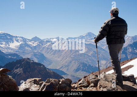 Wanderer mit Blick auf verschneite Berge Stockfoto