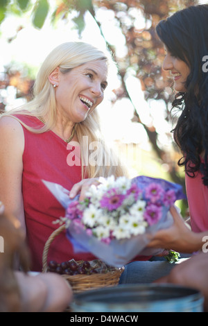 Tochter und Mutter Blumen Stockfoto