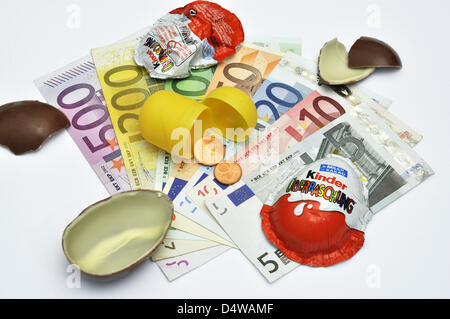 ILLUSTRATION - Datei Bild datiert 15. September 2012 zeigt eine unverpackte Überraschung Ei auf Banknoten in Berlin, Deutschland. Foto: Verlag/Steinach -) Stockfoto