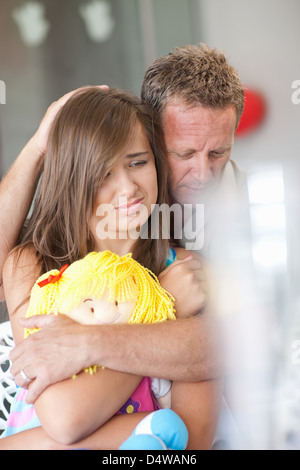 Tröstliche Teenager-Tochter Vater Stockfoto