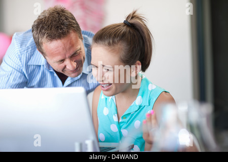 Vater und Tochter mit laptop Stockfoto