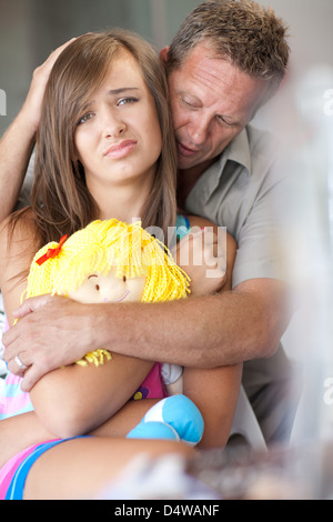 Tröstliche Teenager-Tochter Vater Stockfoto