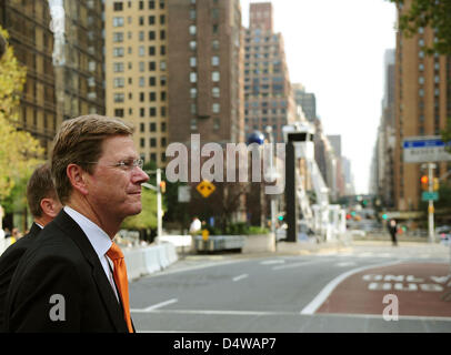 Der deutsche Außenminister Guido Westerwelle ist auf seinem Weg zum 65. UNO-Generalversammlung in New York, NY, USA, 23. September 2010. Westerwelle will für eine dauerhafte Mitgliedschaft Deutschlands in den UN-Sicherheitsrat zu werben. Foto: HANNIBAL HANSCHKE Stockfoto