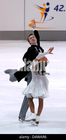 Russischer Eiskunstläufer Ekaterina Riazanova und Ilia Tkachenko tanzen während der Eistanz-Disziplin bei der 42. Nebelhorn Trophy in Oberstdorf, Deutschland, 23. September 2010. Foto: Karl-Josef Hildenbrand Stockfoto