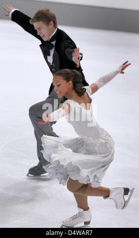 Russischer Eiskunstläufer Ekaterina Riazanova und Ilia Tkachenko tanzen während der Eistanz-Disziplin bei der 42. Nebelhorn Trophy in Oberstdorf, Deutschland, 23. September 2010. Foto: Karl-Josef Hildenbrand Stockfoto