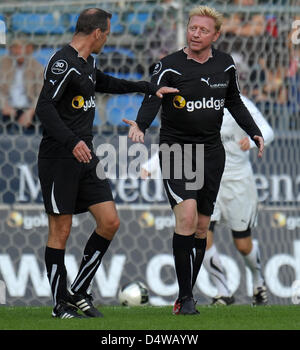 Ex-Boxer Henry Maske () und Tennis-Superstar Boris Becker "Laureus Allstars" sprechen während einer Laureus Benefizspiel im Carl-Benz-Stadion in Mannheim, Deutschland, 23. September 2010. Das Spiel wurde zugunsten der Laureus Sport for Good Foundation gegründet. Foto: Ronald Wittek Stockfoto