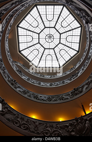 Spiralförmige Treppe Ausfahrt zu den Vatikanischen Museen, Rom, Italien Stockfoto