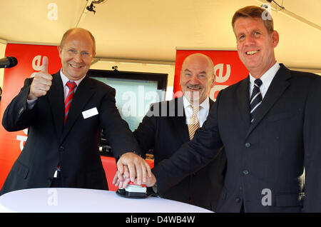 Vodafone Deutschland CEO Friedrich Joussen (R), CTO Hartmut Kremling (L) und Mattias Kurth (C), Leiter der Bundesnetzagentur, starten Sie den Dienst der Vodafones erste LTE-Standort in Heiligendamm, Deutschland, 23. September 2010. Darüber hinaus dritten Generation mobile Breitband-Mobilfunkstandard LTE ist die Bereitstellung von mehr als 1.000 Städten und Villagees mit Breitband-Technologie. Foto: Bernd Wuestneck Stockfoto