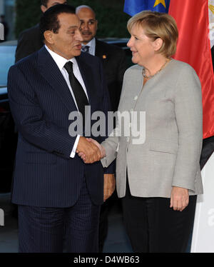 German chancellor Angela Merkel (R) begrüßt ägyptische Präsident Hosny Mubarak (L), um das Kanzleramt in Berlin, Deutschland, 22. September 2010. Poto: TIM BRAKEMEIER Stockfoto