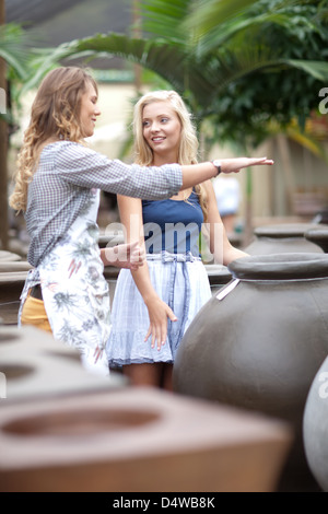 Frau shopping für Pflanzgefäße Stockfoto