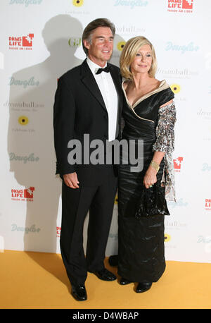 Singer Olivia Newton-John (R) und ihr Ehemann John Easterling (L) kommen für den Dreamball 2010-Charity-Event in Berlin, Deutschland, 23. September 2010. Deutsche Bonemarrow Donour Zentrum DKMS geladene Gäste aus Gesellschaft. Medien und Wirtschaft unter dem Motto "Das Leben feiern". Foto: Florian Schuh Stockfoto