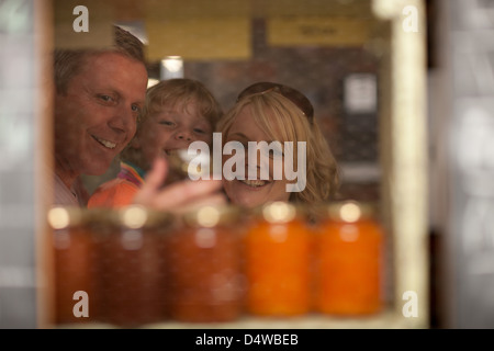 Familie für Stau im Lebensmittelladen einkaufen Stockfoto