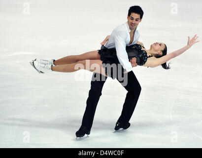 Anna Cappellini und Luca Lanotte aus Italien führen während der Freestyle-Wettbewerb bei der Nebelhorn Trophy in Oberstdorf, Deutschland, 25. September 2010. Sie belegte zweiten Platz im Wettbewerb des Paares. Foto: Stefan Puchner Stockfoto