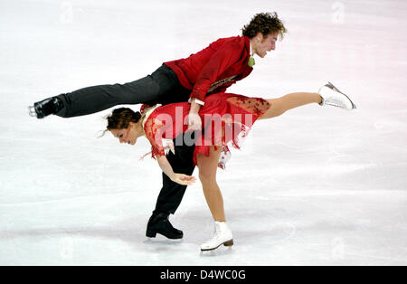 Natalie Pechalat und Fabian Bourzat aus Frankreich führen während der Freestyle-Wettbewerb bei der Nebelhorn Trophy in Oberstdorf, Deutschland, 25. September 2010. Sie gewann das Paar. Foto: Stefan Puchner Stockfoto