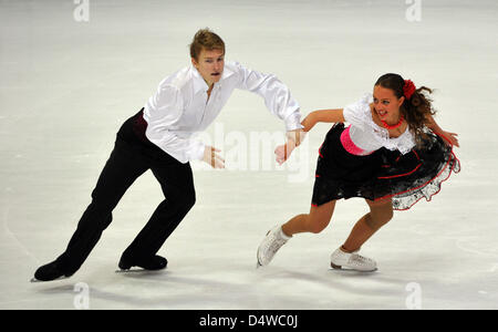 Russischer Eiskunstläufer Ekaterina Riazanova und Ilia Tkachenko führen Freestyle bei der 42. Nebelhorn Trophy in Oberstdorf, Deutschland, 25. September 2010. Sie nahmen dritten Platz im Wettbewerb des Paares. Foto: Stefan Puchner Stockfoto