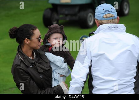 Der Frühere Tennisprofi Boris Becker (R-l), Sein Sohn Amadeus Und seine Frau Lilly Begegnen Sich bin Samstag (25.09.2010) in Egmatingen (Oberbayern) bin folgen. Der Frühere Tennisprofi Becker Veranstaltet Ein Charity-Golf-Turnier Im Rahmen der Boris Becker Oktoberfest Trophy 2010. Er Erlös der Veranstaltung Kommt Dem Projekt Fit-4-Future der Cleven-Becker-Stiftung Zu Gute. Foto: T Stockfoto