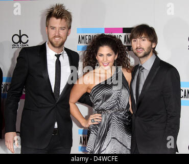 Musiker Charles Kelley (l-R), Hillary Scott und Dave Haywood US-Country-Band Lady Antebellum kommt für den 38th Annual American Music Awards in Los Angeles, Kalifornien, USA, 21. November 2010. Foto: Hubert Boesl Stockfoto