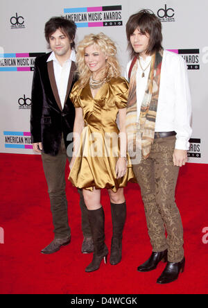 Musikern Neil (l-R), Kimberly und Reid Perry von uns Countrygroup The Band Perry kommen für den 38th Annual American Music Awards in Los Angeles, Kalifornien, USA, 21. November 2010. Foto: Hubert Boesl Stockfoto