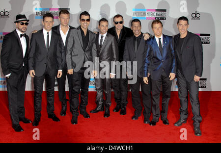 Sängerinnen und Sänger aus den Boygroups Backstreet Boys und New Kids On The Block kommen für den 38th Annual American Music Awards in Los Angeles, Kalifornien, USA, 21. November 2010. Foto: Hubert Boesl Stockfoto