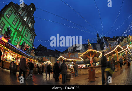 Besucher zu Fuß über den Weihnachtsmarkt in Speyer, Deutschland, 22. November 2010. Der Markt geöffnet am selben Tag. Foto: Ronald Wittek Stockfoto